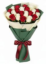Букет Микс из красных и белых роз в Обильном