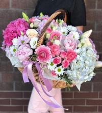 Цветочная композиция из Розы, Хризантемы, Пионы и Лизиантусы в корзине в Обильном