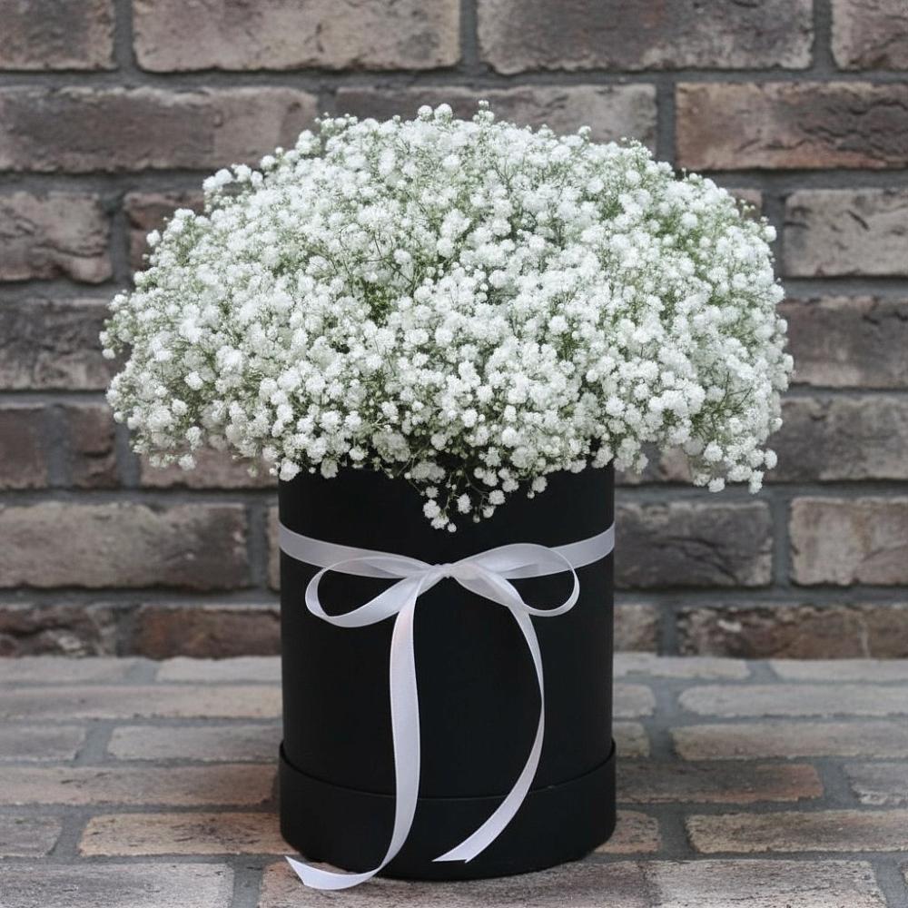 Цветочная композиция из Гипсофила в шляпной коробке в Обильном