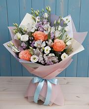 Букет цветов из:  Лизиантусы, Розы, Альстромерии и Гипсофила в Обильном