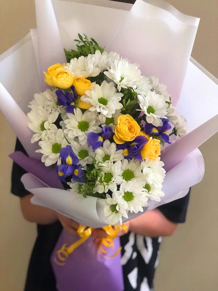 Букет цветов из: Ирисы, Хризантемы и Розы в Обильном
