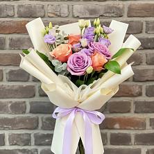 Букет цветов из:  Лизиантусы и Розы в Обильном