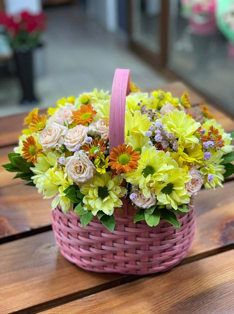 Цветочная композиция из Хризантемы и Розы в корзине в Обильном