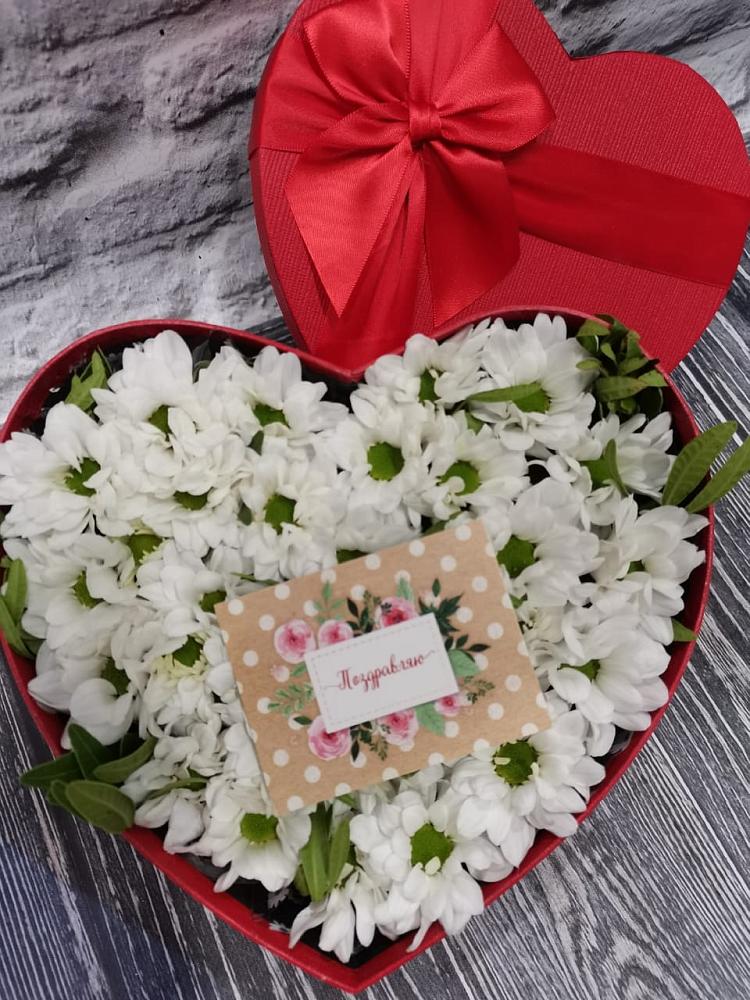 Цветочная композиция из Хризантемы в виде сердца в Обильном