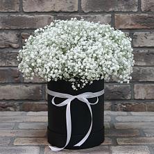 Цветочная композиция из Гипсофила в шляпной коробке в Обильном