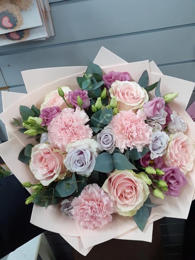 Букет цветов из: Розы, Гвоздики и Лизиантусы в Обильном